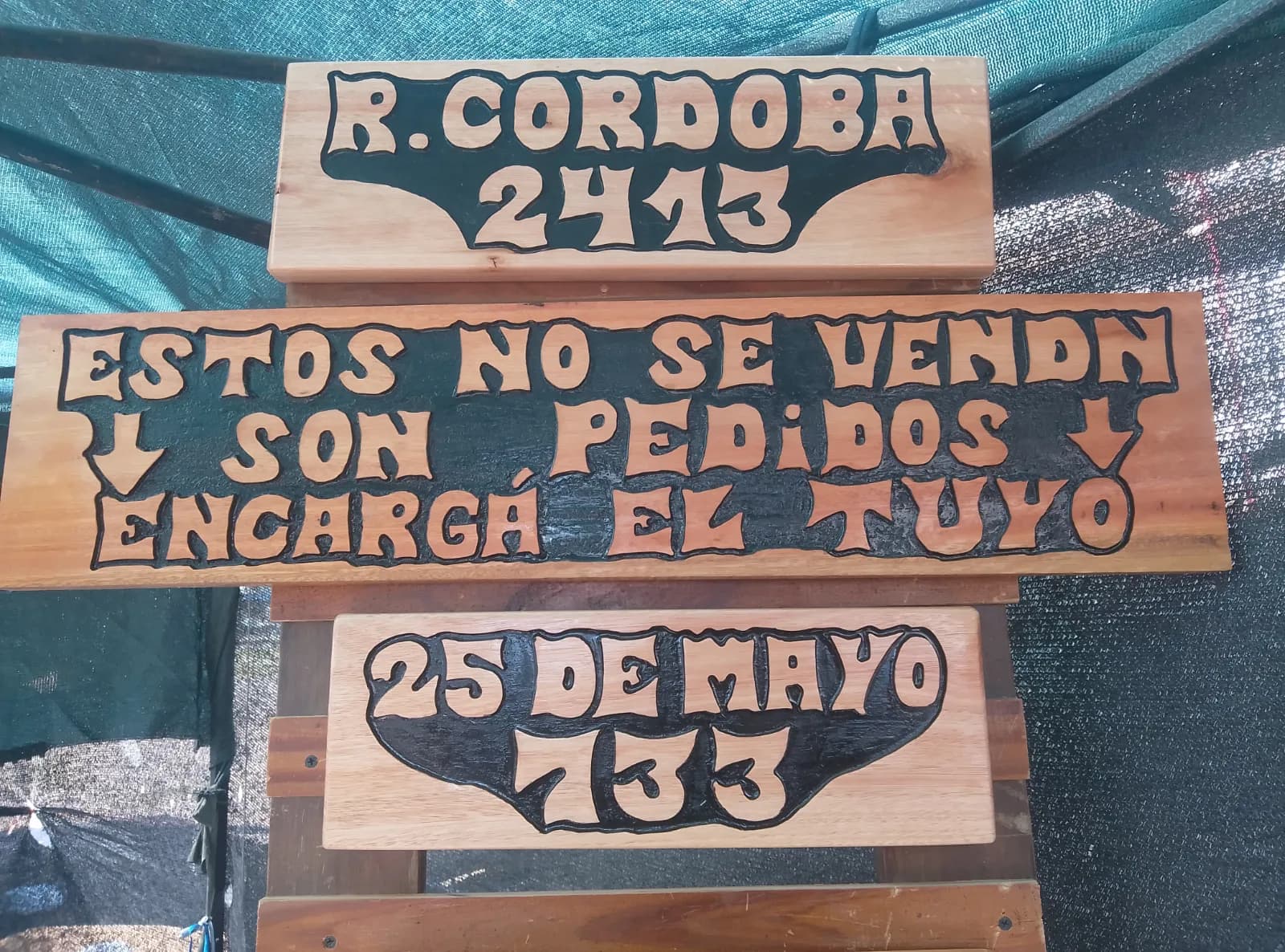 Foto 1 de 3: Direcciones sencillas talladas en madera